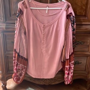 Free People mauve t-shirt with floral print with mixed print full long sleeves.